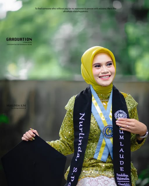 Potret wisudawati cumlaude dengan selempang