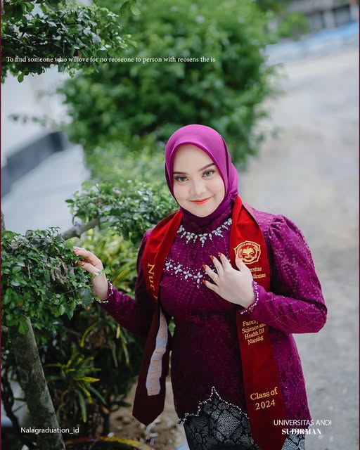 Wisudawati Universitas Andi Sudirman di taman